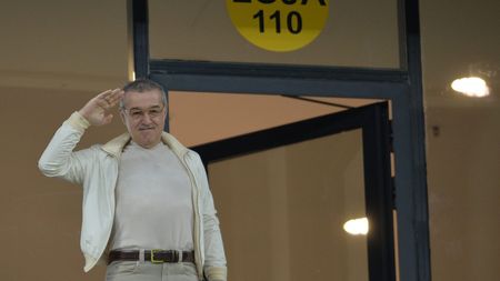 Se pregătește o schimbare de antrenor la FCSB? Preferatul lui Gigi Becali a stat cu ochii pe patron: „Simt că nu se mai bagă la echipă, nici la schimbări!”