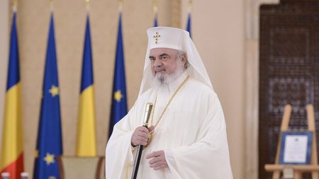 Patriarhul Daniel, gest minunat pentru medicul de gardă care și-a pus viața în mâinile lui Dumnezeu pentru a-și salva pacienții care ardeau în flăcările de la ATI Piatra Neamț! Rugăciunea ridicată de șeful Bisericii Ortodoxe Române pentru doctor și pentru victimele incendiului