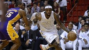 "Regele" și restul! LeBron a făcut din nou istorie în victoria cu Lakers