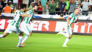 VIDEO | Torje, decisiv pentru Konyaspor în victoria cu Trabzonspor. Internaționalul român a provocat autogolul lui Bosingwa cu un șut-centrare