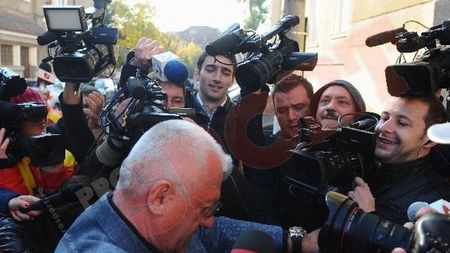 Dragomir, agresat la ieșirea din sediul DNA:** "Unu' brunet și cu chelie m-a călcat de două ori pe unghie!" :)