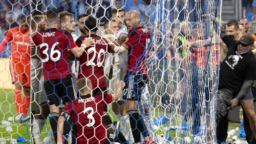 Momente incredibile în Slovacia. Un fost fotbalist de la FCSB, lovit de un suporter intrat pe teren | FOTO & VIDEO