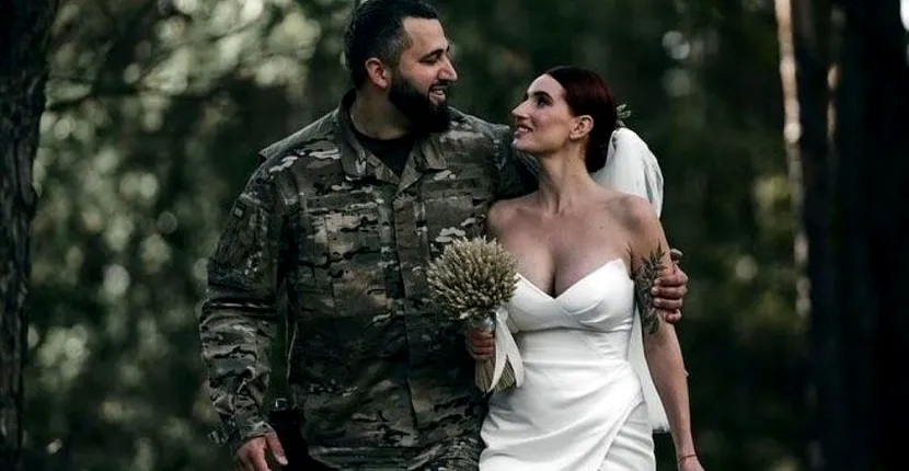 O celebră lunetistă ucraineană s-a căsătorit chiar pe linia frontului. Ioana d'Arc s-a fotografiat cu o armă în mână