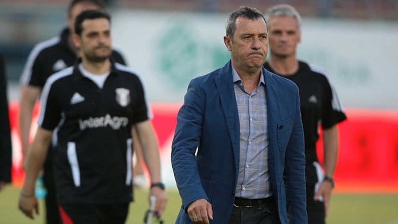 Cu doar câteva luni în urmă spunea: "Vreau acasă, sunt nervos!" În prezent, Rednic i-a salvat cariera și l-a adus în atenția naționalei, dar el refuză selecția:** vrea să joace pentru Belgia!