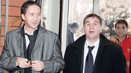 „Vali, tu când îți dai mă demisia?"