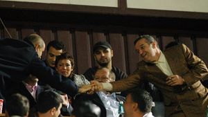 Gigi Becali, bilet adresat lui George Copos. Mesajul e uluitor! Ce trebuia să declare public fostul patron al Rapidului, după ce a semnat scrisoarea trimisă de către rival. FOTO