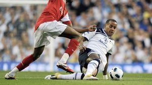 Joacă la Arsenal, dar în casă se îmbracă în tricoul unei rivale din Londra!** "Pe stradă e cam riscant să o fac!"