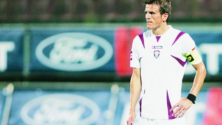 Lazăr:  "Promovează, nu cumpăra!"** Copos:  "Pleacă 5 de la Pro Rapid!"