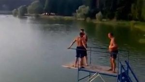 "Să zburăm spre cer"! VIDEO **Vezi cum poți să fii catapultat cu o pernă de aer! :)