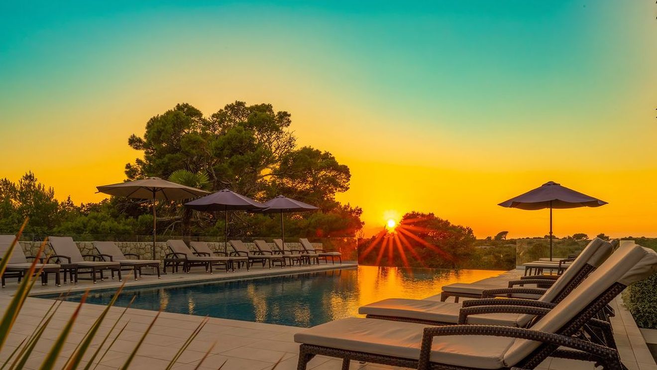 Fotbalistul și-a deschis un hotel cu 3 milioane de euro, la malul mării. Are infinity pool și e cotat la 4 stele