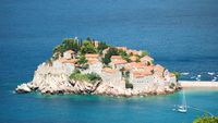 Novak Djokovic, tun imobiliar spectaculos: cumpără hotelul-oraș Sveti Stefan și insula pe care e construit!