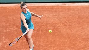 "Dar nu știți de ce am zâmbit așa!" Simona Halep a comentat la conferința de presă faza meciului din turul doi de la Roland Garros: "Dânsul m-a făcut să fac asta!" | VIDEO
