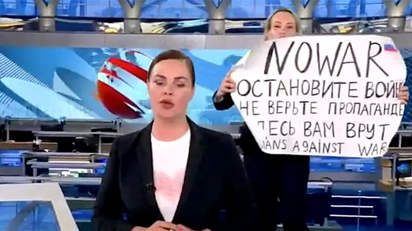 Un jurnalist rus întrerupe o emisiune TV de stat cu un protest împotriva războiului. ”Nu crede propaganda”