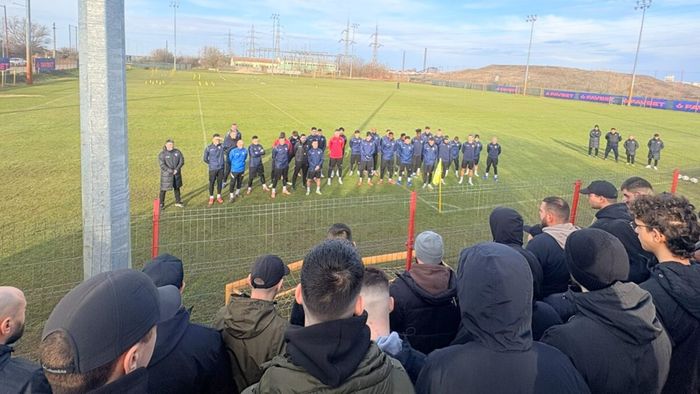 Ultrașii de la UTA au venit la antrenament peste Adrian Mihalcea și jucători. Mesajul ferm transmis: „Să le dăm peste gură!”