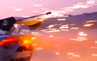 Un YOUTUBER și-a „BOMBARDAT” mașina cu artificii. E incredibil de i s-a întâmplat - VIDEO