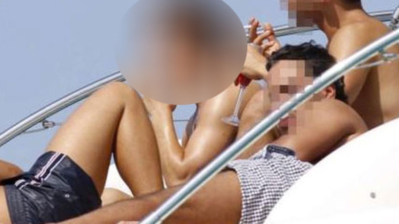 INADMISIBIL!** Un titular din "El Clasico", surprins într-o ipostază de NECONCEPUT! Fumează pe un iaht, înconjurat de bărbați