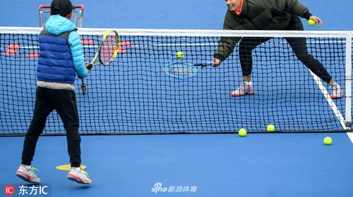 Imagini șocante la Shenzhen: Șarapova a jucat tenis îmbrăcată în pufoaică, Sorana Cîrstea a intrat pe teren cu mănuși, iar partenera de dublu a Irinei Bara a pus geaca pe ea la fiecare schimb de terenuri!