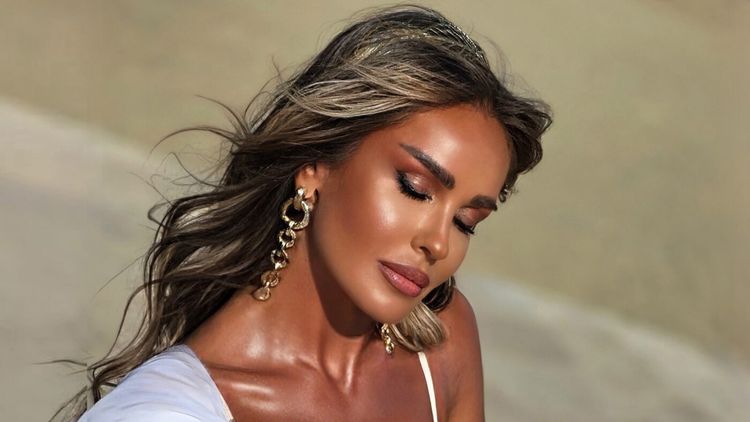Diana Munteanu, sesiune foto spectaculoasă într-o fustă transparentă: „Ai defecte?”