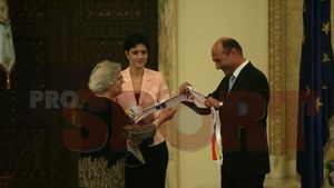 FOTO** Băsescu a decorat 47 de foști handbaliști români