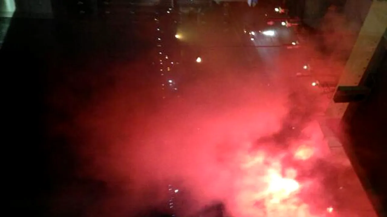 VIDEO Fanii lui Fener le-au făcut noaptea albă englezilor de la Arsenal! Cum s-au manifestat în fața hotelului 