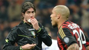 Și arbitrii se accidentează: centralul de la AC Milan - Bologna s-a ales cu buza spartă după un duel dintre doi jucători