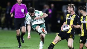 Au luat-o razna de tot în Grecia: fotbaliștii și antrenorul lui Aris au vrut să o bată pe arbitra Stephanie Frappart, după ce au luat gol în minutul 90+7 și au pierdut finala Cupei cu Panathinaikos