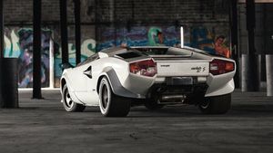 A abandonat un Lamborghini Countach în anul 2000 în service-ul auto al unui mecanic! Cât a ajuns să coste acum bolidul care nu mai pornea la cheie și pe care s-a pus praful: suma e amețitoare!