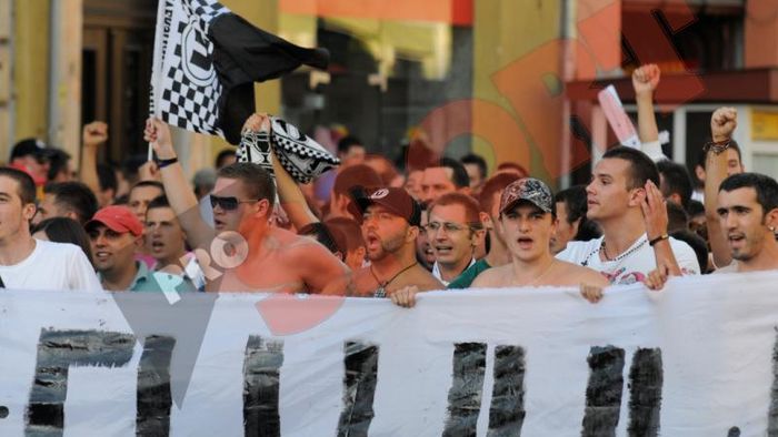 FOTO Peste 1.000 de fani ai "șepcilor roșii" au fost pe Cluj Arena!** Dulca a întrerupt antrenamentul pentru ca jucătorii să discute cu suporterii