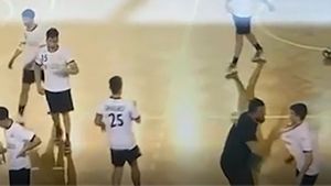 Comportament violent al antrenorului echipei CSM București la turneul final de juniori 2! A apucat un copil de guler și l-a „aruncat” în afara terenului! Tehnicianul este și angajat al FRH | VIDEO