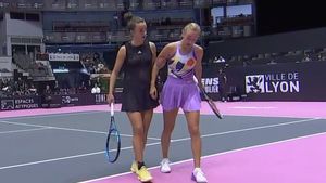 Anastasia Potapova, acuzată că s-a prefăcut accidentată la Lyon! Ajutată de adversară să iasă de pe teren, rusoaica a revenit și a câștigat meciul: „Să fie investigată!" VIDEO