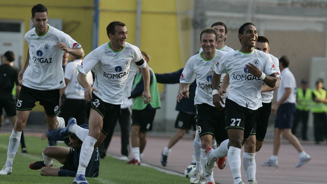 Eric a "mușcat" din "câini"