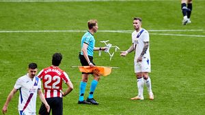 Întâmplare incredibilă! O dronă s-a prăbușit lângă fostul dinamovist Aleix Garcia, chiar în timpul unui meci din LaLiga! Mesajul-manifest pe care îl transporta