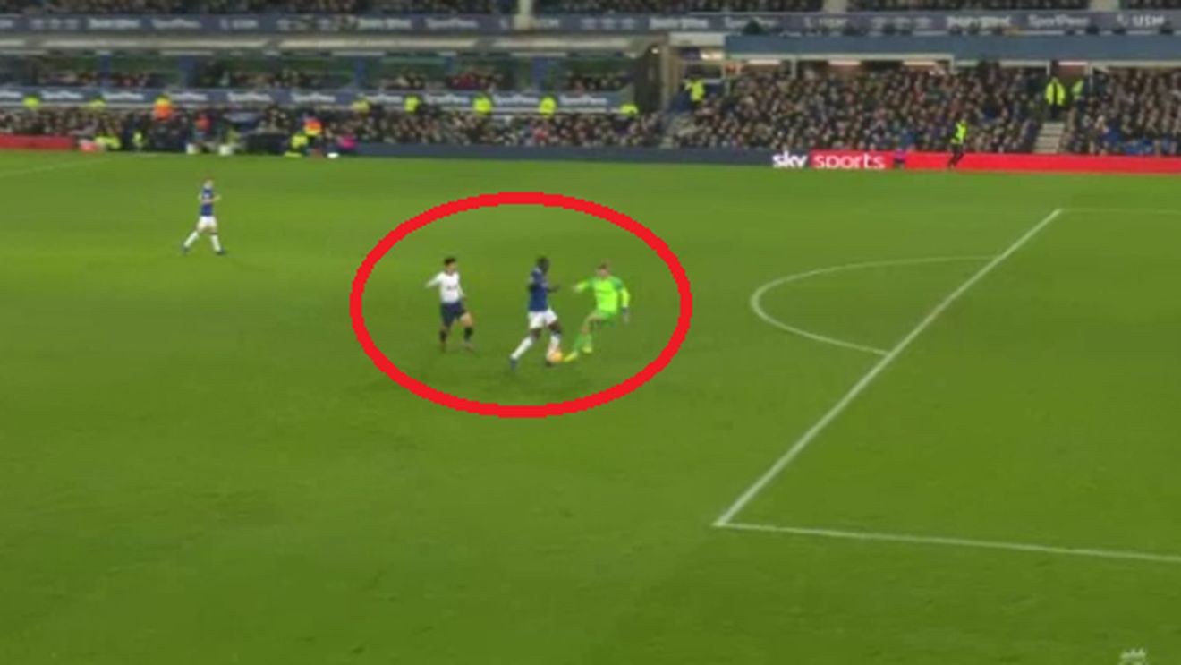 Împreună valorează 60 de milioane de euro, dar s-au dat cap în cap și și-au îngropat echipa. VIDEO | Fază incredibilă în Premier League, terminată cu un gol elegant