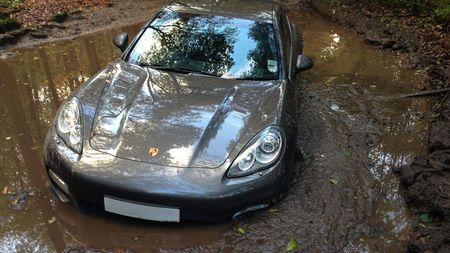 FOTO: A dat cu Porsche-ul în baltă! :) Un fotbalist englez și-a abandonat bijuteria într-o mocirlă, după ce a rămas blocat în drumul spre stadion :)