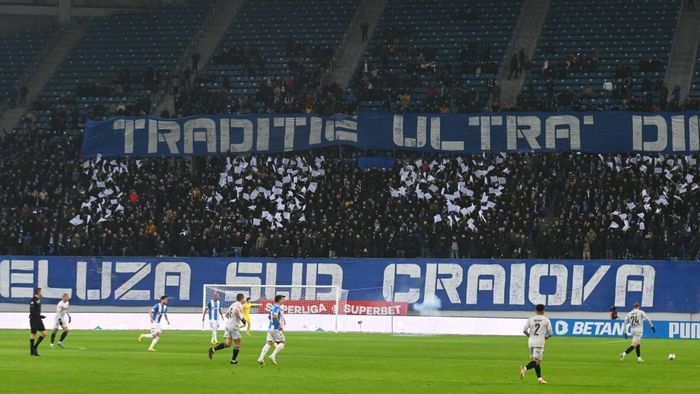 Umilinţă pentru fanii FCU Craiova: rivalii de la Universitatea Craiova le-au expus scenografia greşită! Era pregătită pentru derby-ul Băniei. „S-a ales praful”. FOTO