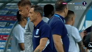Mirel Rădoi a izbucnit într-o criză de nervi când Craiova a deschis scorul cu Petrolul! A înjurat, a dat cu badge-ul de pământ, a dat cu pumnul în banca de rezerve și arbitrul nu l-a iertat