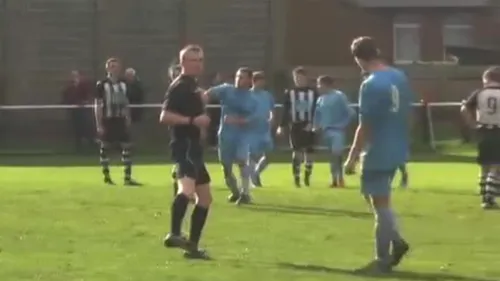 VIDEO - Gest incredibil de violent pe un teren de fotbal! Cum a scăpat agresorul de eliminare