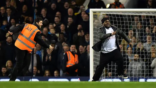 Scene incredibile pe White Hart Lane: jucătorii au fost scoși de pe teren după ce trei suporteri au intrat pe teren