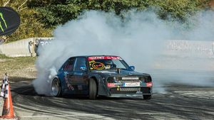VIDEO | "Ce pedală apăs cel mai des cu piciorul!?". Interviu-fulger cu Vlad Stănescu, pilot de drift. Cel mai important sfat pentru cei care vor să-și pună mașina "de-a latu'", câți bani investește pe etapă, mașina din vis și câte seturi de cauciucuri schimbă pe an 