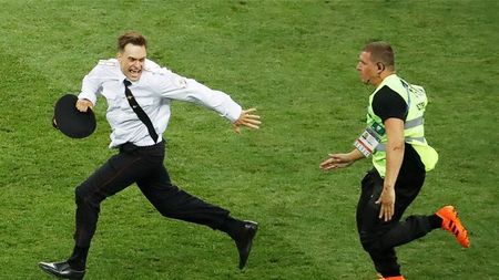 Rușii nu au milă de activiștii Pussy Riot. Unul dintre invadatorii din finala Cupei Mondiale ar fi fost otrăvit de autoritățile de la Moscova: "Și-a pierdut vederea, apoi nu s-a mai putut mișca"