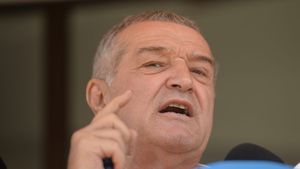 „L-am pus pe Tănase să discute cu el!” Fundașul pe care Gigi Becali părea că l-a ratat s-a răzgândit și poate să ajungă la FCSB în această vară: „Nu exclude să vină!”