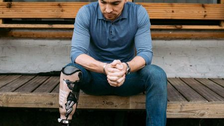 Cutremurător. Și-a tatuat "You'll never walk alone" pe piciorul drept, apoi a plecat în Afganistan. Ce a pățit acolo