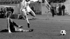 VIDEO DE COLECȚIE Execuția care a revoluționat fotbalul!** Pele s-a înclinat în fața lui: "Un geniu! Putea fi însă cel mai mare cretin din istorie" Zidane l-a copiat peste 3 decenii