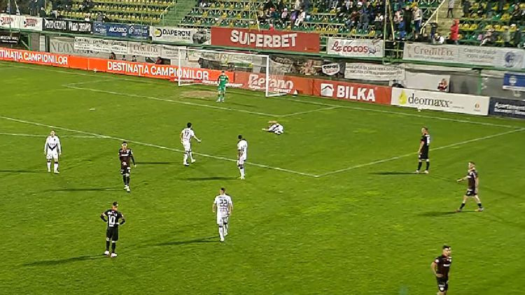 Fază cu scandal în FC Argeș – Dinamo. Szabolcs Kovacs a dat penalty cu VAR după ce Armstrong l-a lovit peste față pe Borța