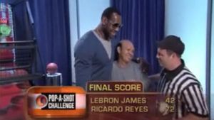 SUPER VIDEO LeBron James, umilit de un amator într-un concurs de aruncat la coș!