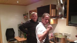 FOTO: Reghe a trecut la cratiță! Surpriză, gătește pentru dușmanul lui Gigi Becali!