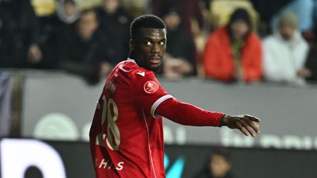 Gafă de neexplicat cu CFR Cluj: henț intenționat al lui Homawoo, fundaşul care pleacă din vară de la Dinamo, şi un penalty „grosolan”