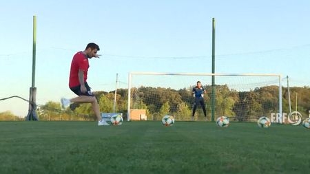 Anii trec, talentul rămâne. Adrian Mutu execută impecabil loviturile libere la 41 de ani | VIDEO