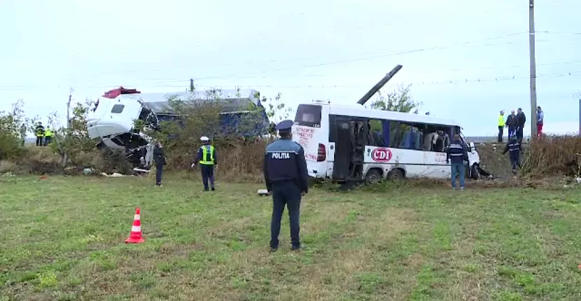Noi informații șocante în cazul accidentul grav din Ialomița. Ce a făcut șoferul TIR-ului înainte să lovească în plin microbuzul cu călători
