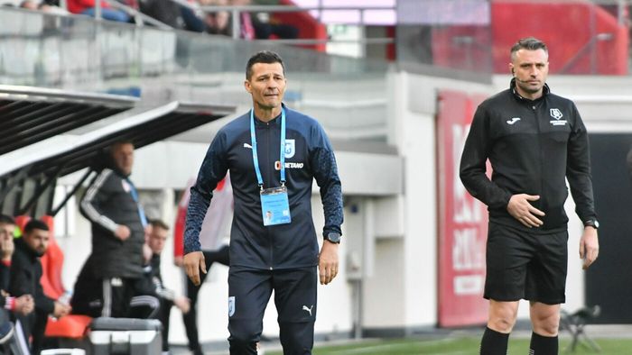 Scandal monstru: Costel Gâlcă nu a mai suportat să fie înjurat şi a răbufnit împotriva fanilor „câinilor"! Ce s-a întâmplat la pauza meciului Dinamo Bucureşti - Universitatea Craiova